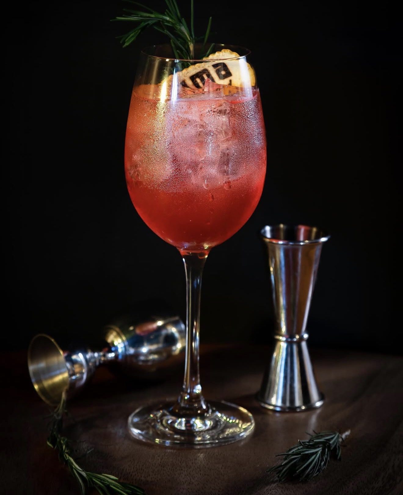 Cocktail fotografato in controluce laterale su fondo scuro, tecnica per fotografare i drink al ristorante